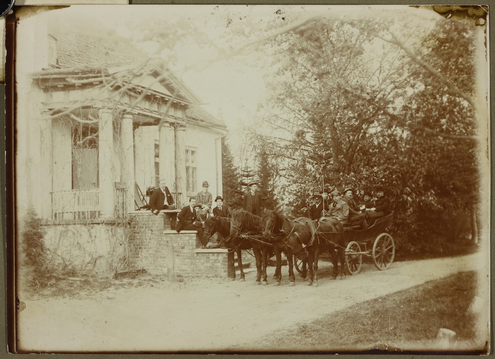 Usuteaduse Üliõpilaste Seltsi liikmed väljasõidul mõisa ees