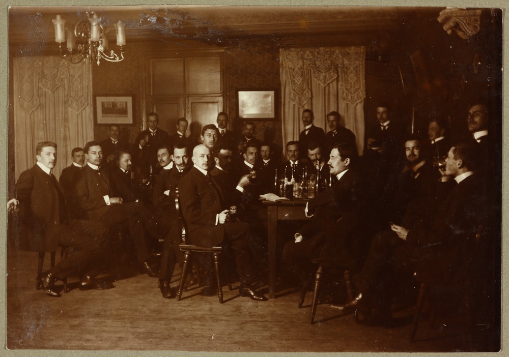 Usuteaduse Üliõpilaste Seltsi vastuvõtupidu seltsi saalis