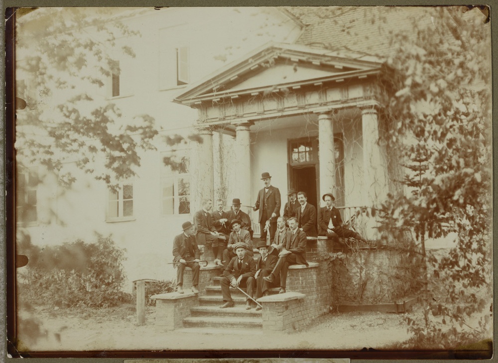 Usuteaduse Üliõpilaste Seltsi liikmed väljasõidul mõisa ees