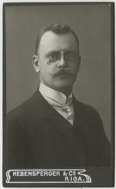 Pastor Arved Kirstein tudengina, portreefoto