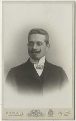 Kihelkonna ja Kuressaare pastor Hermann Mähle tudengina, portreefoto  duplicate photo