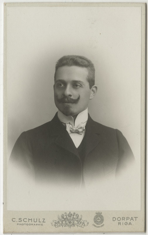 Kihelkonna ja Kuressaare pastor Hermann Mähle tudengina, portreefoto