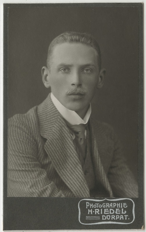 Pastor Otto Walther tudengina, portreefoto