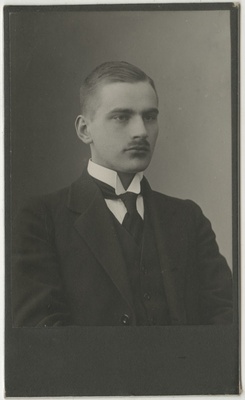 Pastor Konstantin Sadde tudengina, portreefoto  duplicate photo