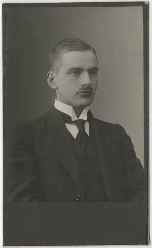 Pastor Konstantin Sadde tudengina, portreefoto