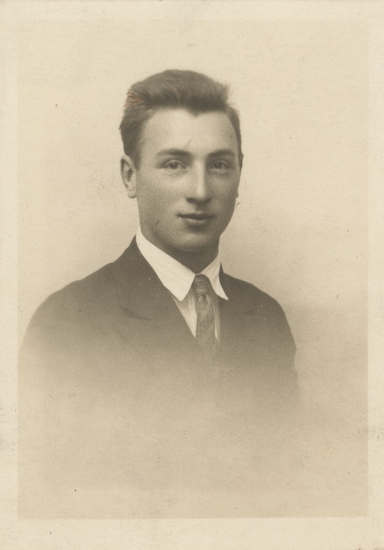 Usuteaduse Üliõpilaste Seltsi liige?, portreefoto