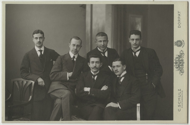 Usuteaduse Üliõpilaste Seltsi 22. novembril 1913 vastuvõetud liikmed koos akadeemiliste isadega, grupifoto