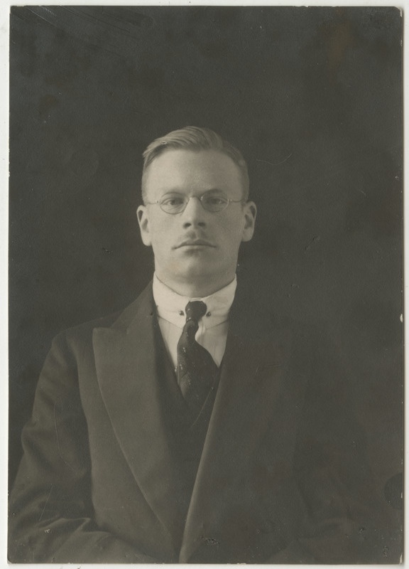 Usuteaduse Üliõpilaste Seltsi vilistlane Harry William Martens, portreefoto