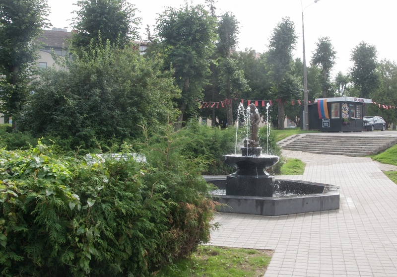 Vaade purskkaevule Viljandis pärast septembrikuist lumesadu. rephoto