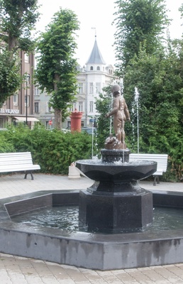 Keskväljakul asuv purskkaev. rephoto