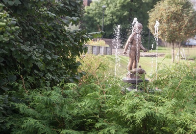 foto, Viljandi, Keskväljak, purskkaev Tüdruk tuvidega, 1963 rephoto