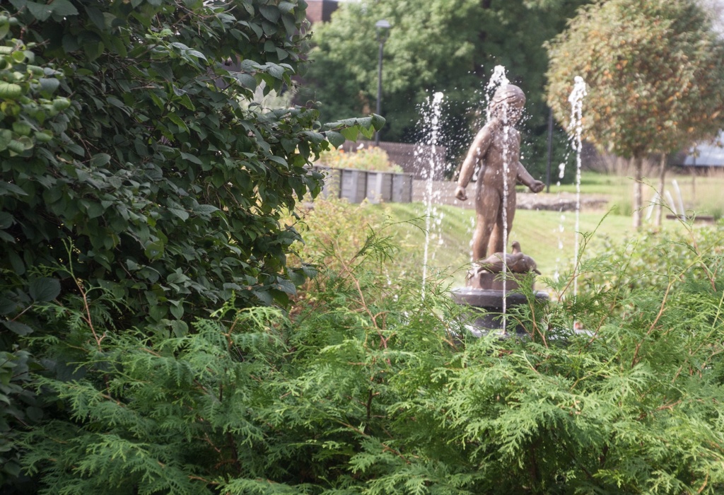 foto, Viljandi, Keskväljak, purskkaev Tüdruk tuvidega, 1963 rephoto