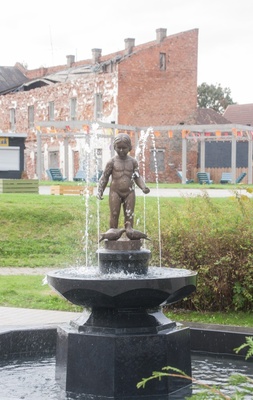 fotopostkaart, Viljandi, Keskväljak, purskkaev Tüdruk tuvidega, 1957, foto H. Riet rephoto
