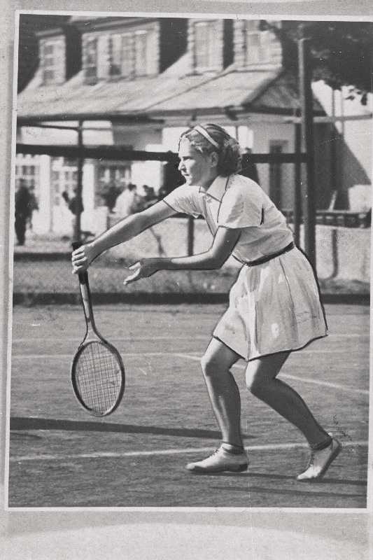Tennisist Helgi Ustav mänguhoos.