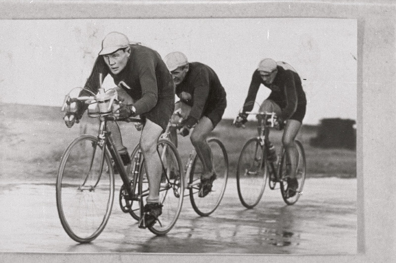 Veloduuril II koha võitnud Eesti NSV meeskond U. Kocher, R. Tamm ja N. Matvejev distantsil.