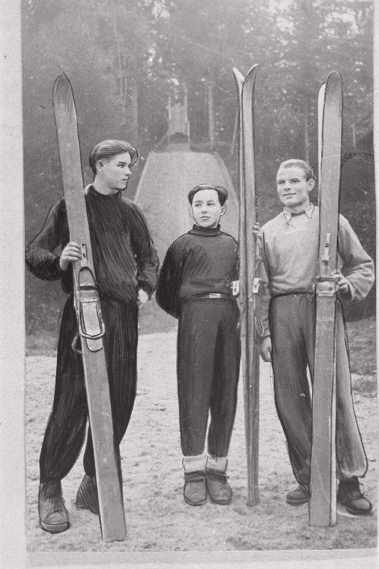 Võru rajooni parimad suusatajad vasakult: V. Laev, A. Pedassaar, O. Mõttus suvise trampliini juures.