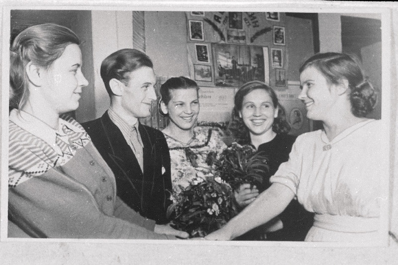 Tekstiilitehnikumi õhtuse osakonna õpilased eesrindlikku lõpetajat Valentina Paju õnnitlemas.