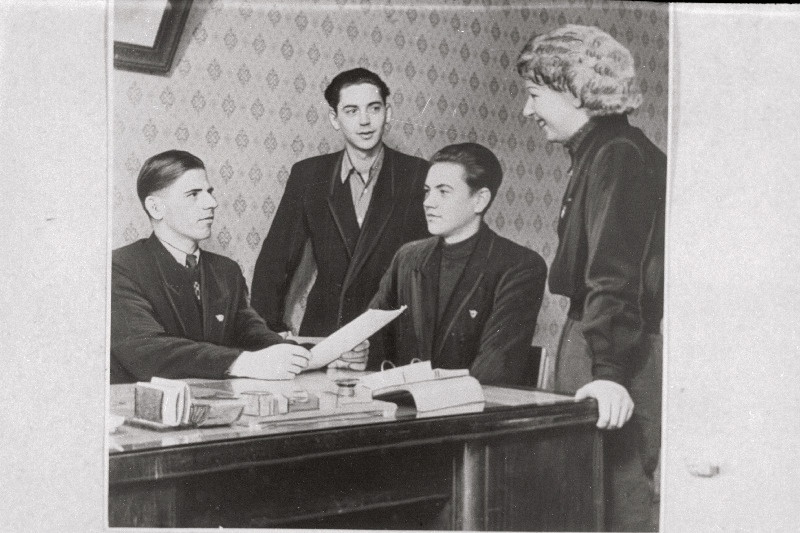 ELKNÜ Tallinna Linnakomitee sekretär Belodorov uudismaale sõitjatega vestlemas.