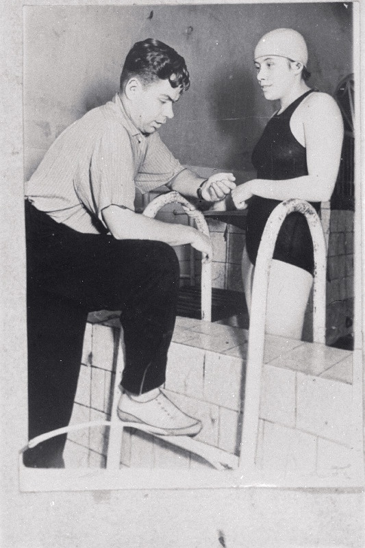 Ujuja Ulvi Voog treeneri P. Soosaare näpunäiteid kuulamas.