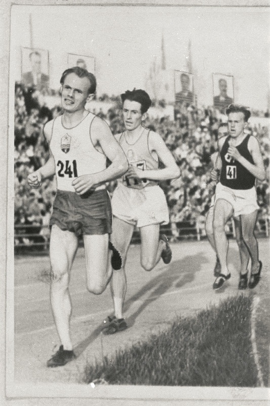 5000 m jooksus võitjaks tulnud Viktor Puusepp (esimene) ja teiseks jäänud Lembit Virkus (teine) võistlusrajal.