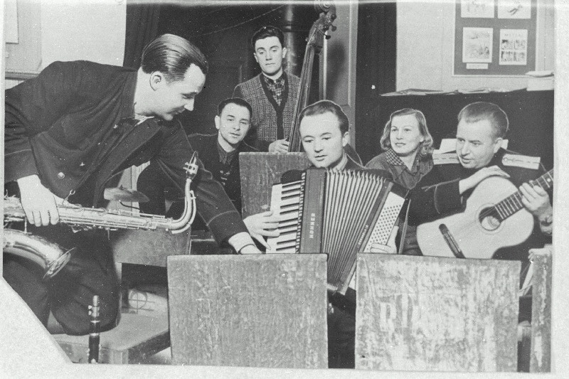 Tapa isetegevuslik estraadiorkester Erik Riigi juhatusel esinemas.