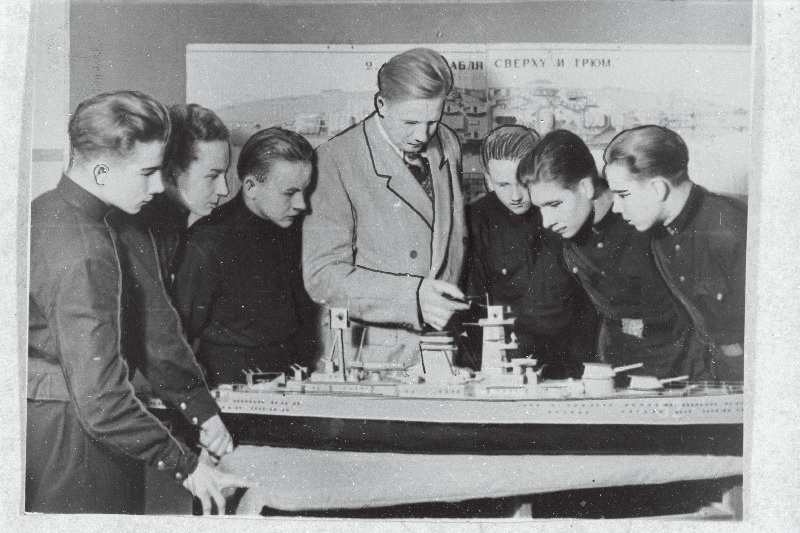 Tööstuskooli nr. 2 õpilased õppejõu E. Svirgedini seletusi kuulamas.