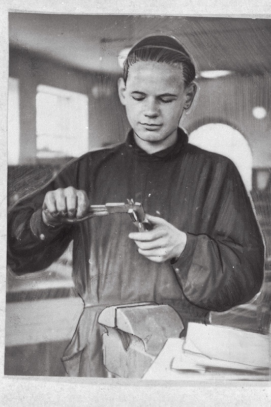 Tööstuskooli nr. 2 õpilane V. Vahi praktilises tunnis.