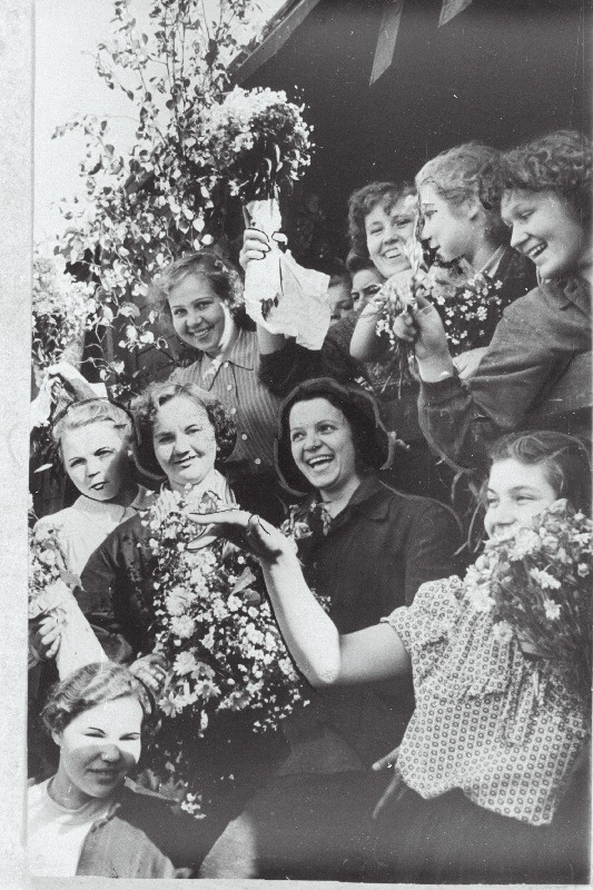 Uudismaale Akmolinski oblastisse viljakoristustöödele sõitjad enne väljasõitu.