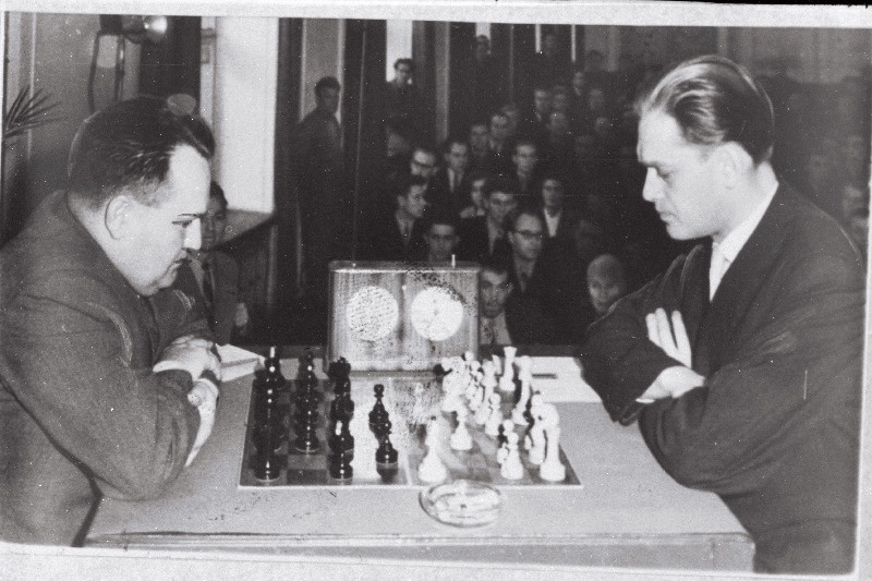 Meistersportlase Jüri Randviiru kohtumine Ungari maletaja M. Beliga Ungari Eesti malematšil Tallinnas.