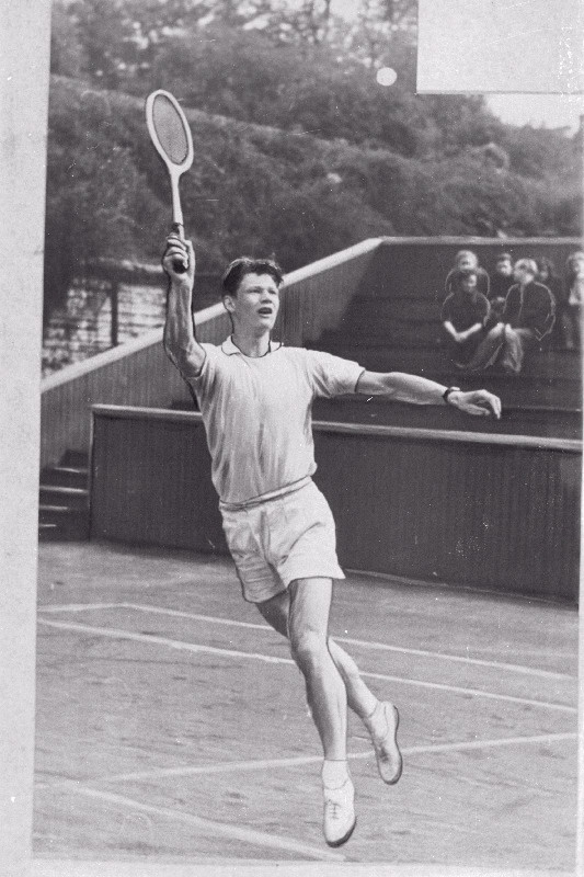 Tennisist J. Parmas võistlemas.