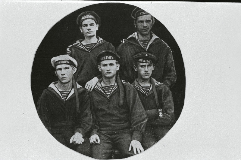 Auriku Bogatõr madrused, keskel A. Laur.