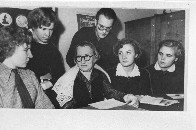 Vana revolutsionäär Hilda Andersen Tallinna 16. Keskkooli õpilastega.