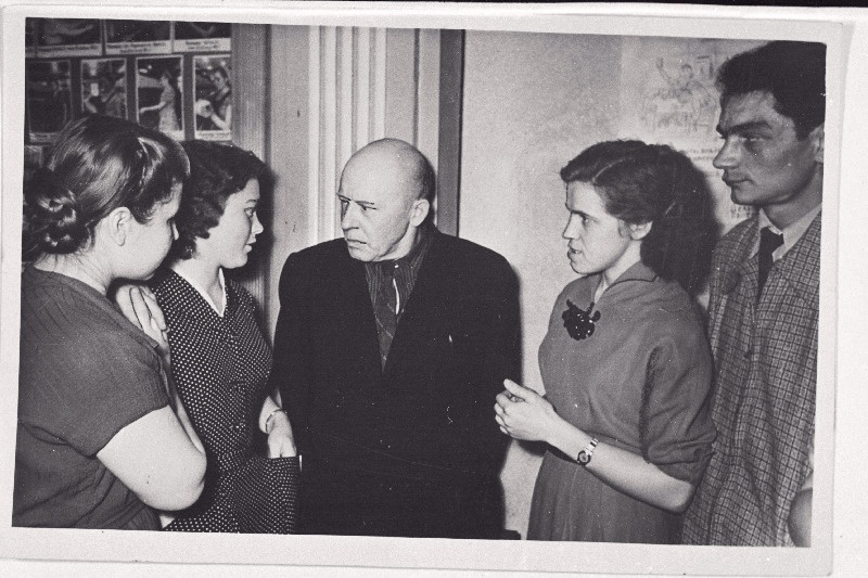 Endine Kreenholmi puuvillavabriku tööline Veebruari- ja Oktoobrirevolutsioonist osavõtja N. Salm kombinaadi Kreenholmi Manufaktuur töölistega kohtumas.