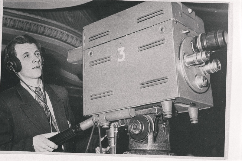 Tallinna Televisioonistuudio operaator Lembit Vaikre telekaameraga RAT Estonias lavastust üle kandmas.