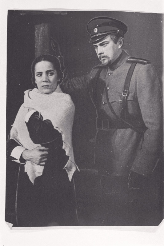 Velda Otsus ja Gunnar Kilgas osatäitjatena K. Trenjovi näidendis Ljubov Jarovaja RT Vanemuises.