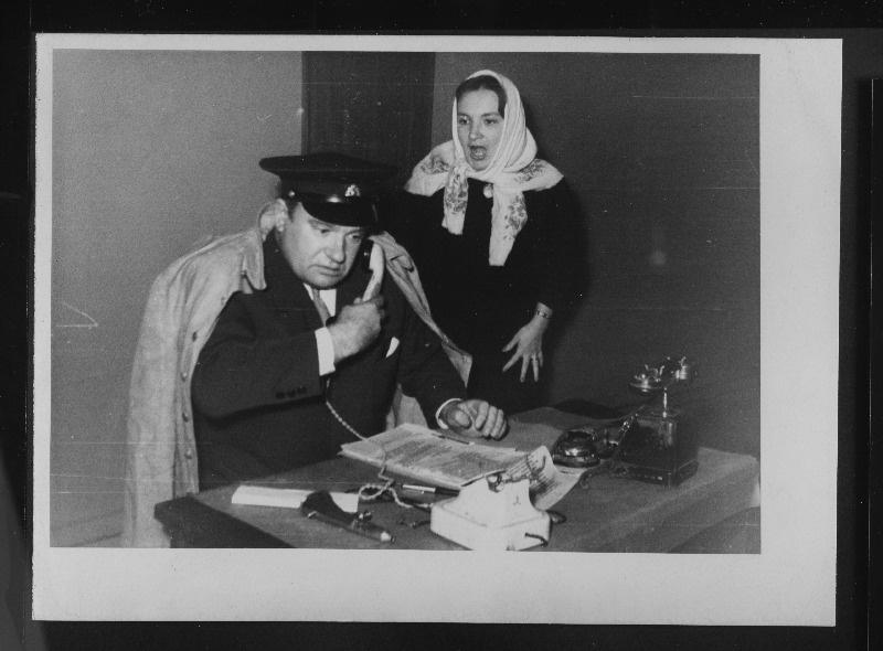 Eesti NSV Riikliku Filharmoonia estraadietendusel Lia Laats ja Helmut Vaag esitavad Aksel Vaigu humoreski Kui tuletõrje peab abistama kõiki!