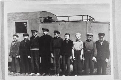 Raasiku külanõukogu 12-aastased tuletõrjujad.  duplicate photo