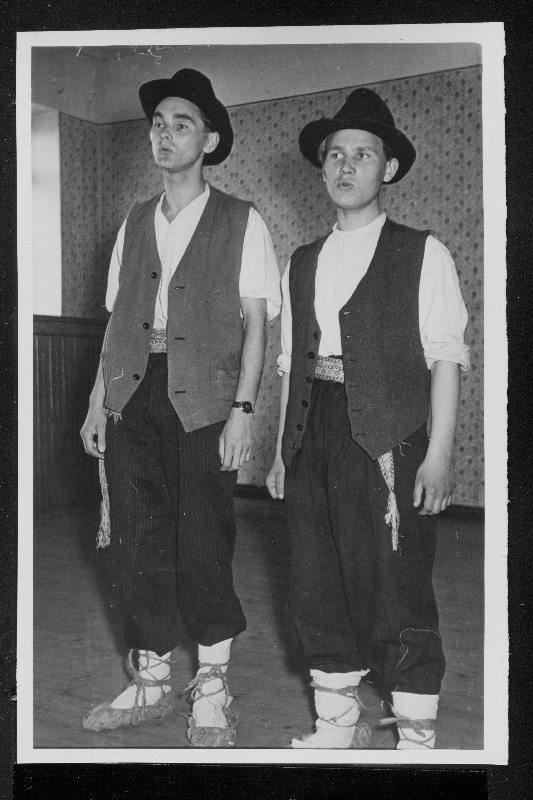 Tartu Tööstuskooli nr. 13 vokaalduett kunstilise isetegevuse ülevaatusel soome rahvalauluga esinemas.