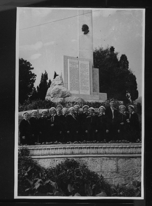 Artekis puhkavad Eesti pioneerid ekskursioonil Jaltas mälestussamba juures, mis on püstitatud Krimmi VN(F)SV Rahvakomissaride Nõukogu dekreediga töörahva raviotstarbeliseks kasutamiseks kuulutamise mälestuseks.