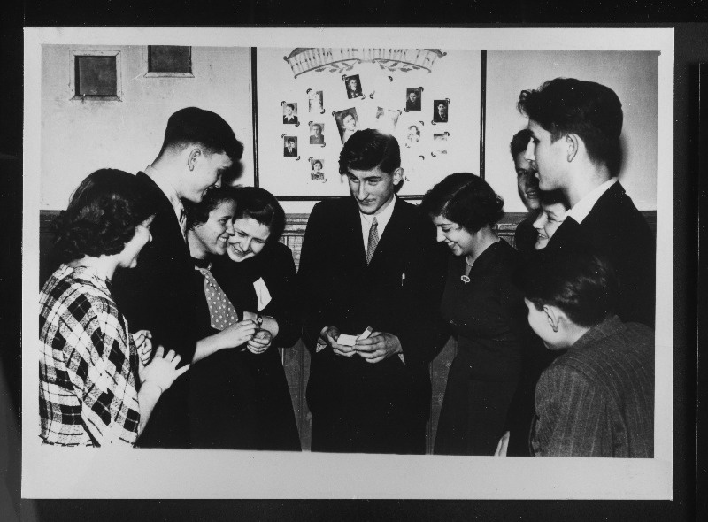 Grupp 1957. aasta kevadel Tartu IV Keskkooli lõpetajaid, keskel hõbemedali saanud Vladimir Bellen.