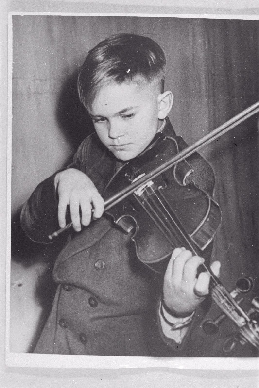 Viljandi Laste Muusikakooli viiuliklassi parim õpilane Aleksander Zagorulko.