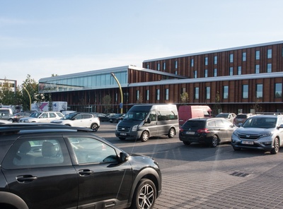 Viljandi linna Täitevkomitee esimees Elfride Saks tuletõrjujaid tervitamas rephoto