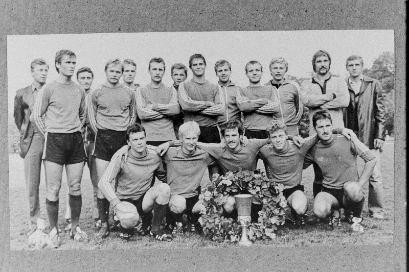 Vabariigi 1982.a. jalgpallivõistluse võitnud Pärnu Kalakombinaadi meeskond.
