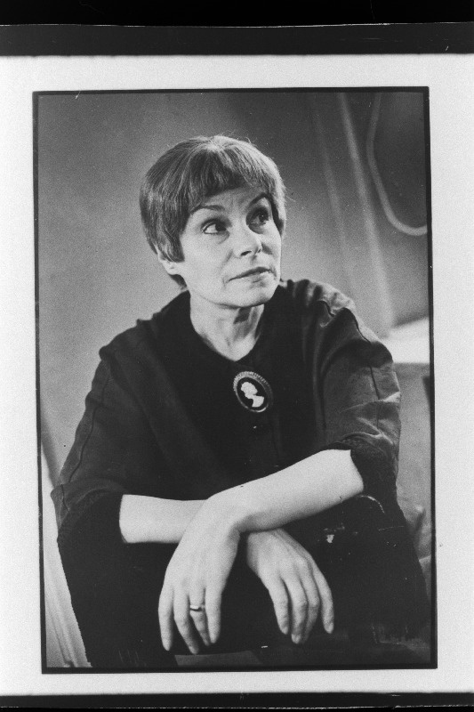 Eesti NSV Riikliku Vene Draamateatri näitleja Tamara Solodnikova Anne-Mai osas E. Vetemaa näidendis "Püha Susanna ehk meistrite kool".