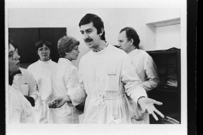 Tartu Kliinilise Haigla kardiokirurgia keskuse juhataja, Eesti NSV teeneline arst, meditsiinidoktor, Tartu Riikliku Ülikooli hospitaalkirurgia kateedri juhataja, professor Albert Kliiman kolleegidega vestlemas.