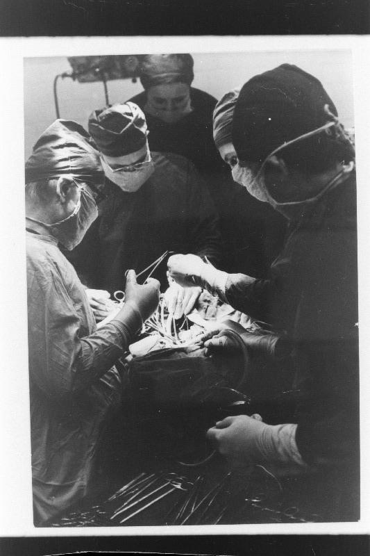 Tartu Kliinilise Haigla kardiokirurgia keskuse juhataja, Eesti NSV teeneline arst, meditsiinidoktor, Tartu Riikliku Ülikooli hospitaalkirurgia kateedri juhataja, professor Albert Kliiman opereerimas.