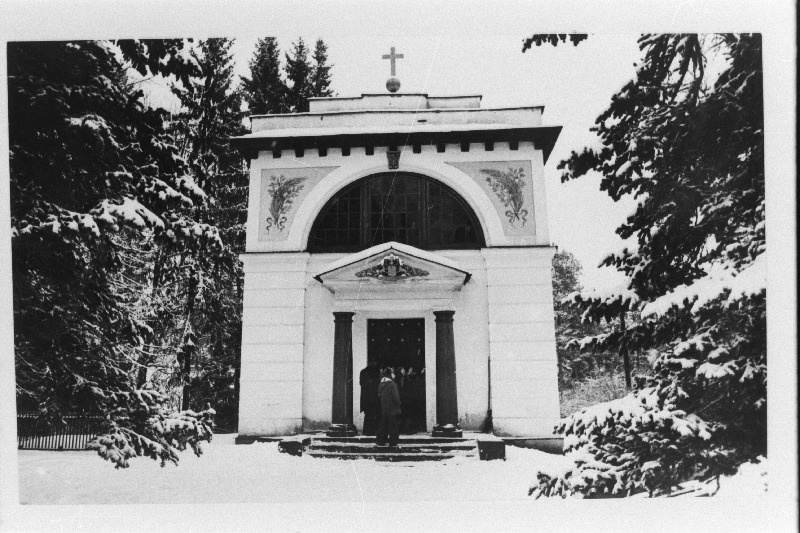 Vaade vene väejuhi Mihhail Barclay de Tolly mausoleumile Jõgevestes.