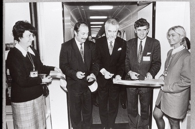 Lennukompanii “Estonian Air” lennuliini Tallinn-Amsterdam avamisel lõikavad lindi läbi (vasakult) “Estonian Air” direktor Anti Oidsalu, transpordi - ja teedeminister Andi Meister, lennukikomandör Raivo Kask.  duplicate photo
