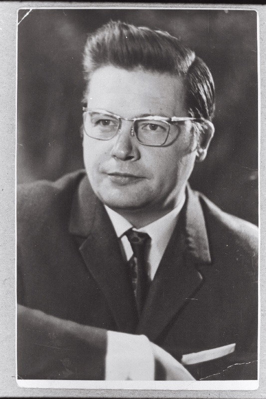 Gridnjov, Juri - venekeelse muusikateatri “Bajaderka” laulja.