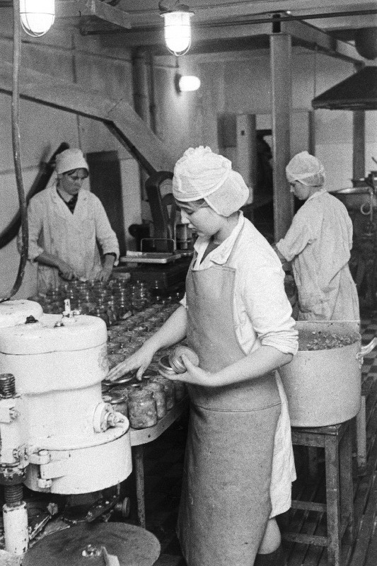 Räpina Sovhoostehnikumi Toolamaa konservitsehhis.
